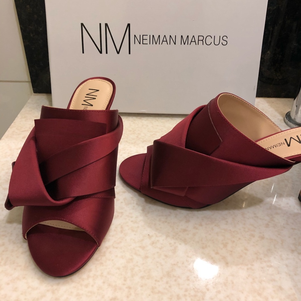 Neiman Marcus Brand Wine Red Sandal Shoes - Picture 5 of 7